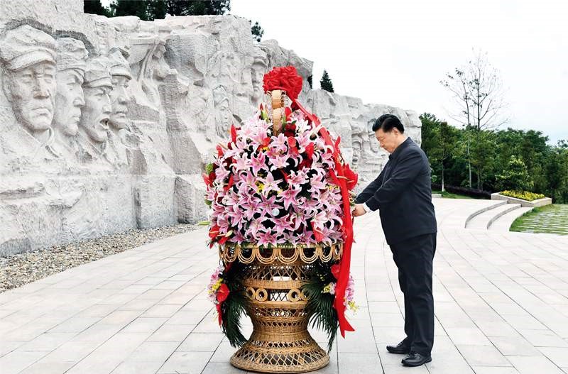 2021年4月25日至27日，中共中央總書記、國家主席、中央軍委主席習近平在廣西考察。這是25日上午，習近平在位于桂林市全州縣的紅軍長征湘江戰(zhàn)役紀念園，向湘江戰(zhàn)役紅軍烈士敬獻花籃。 新華社記者 謝環(huán)馳/攝